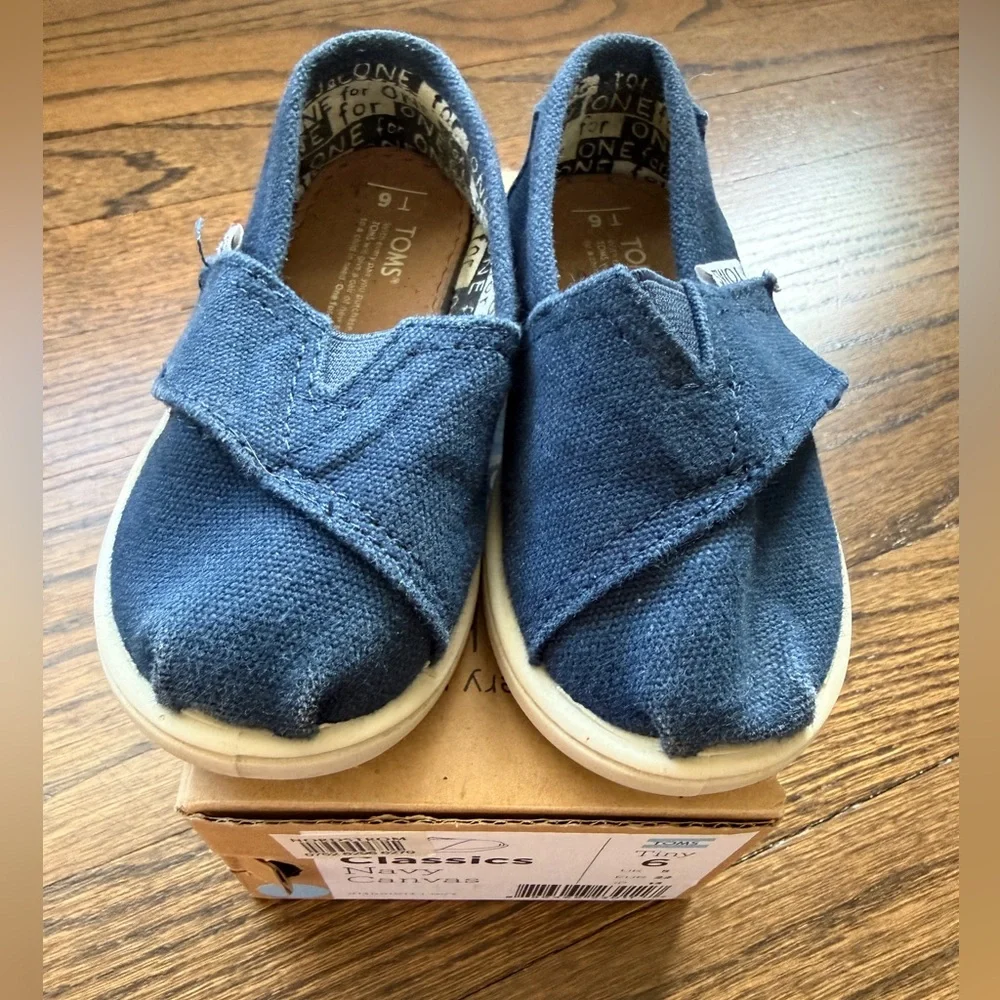 TOMS Kids Classic Dark Blue Canvas Shoes Size 6